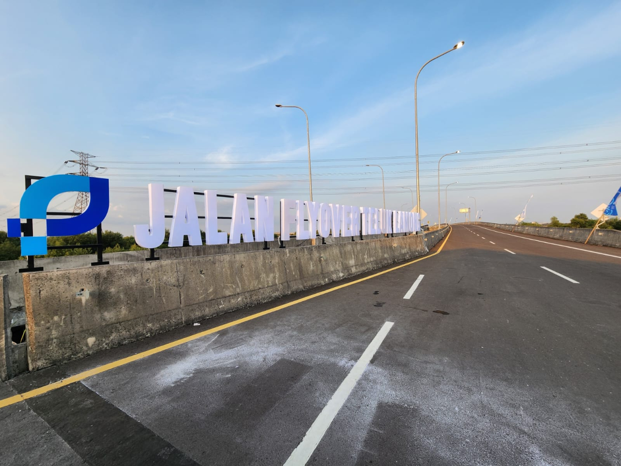 Akses Jalan Flyover dari Gelora Bung Tomo menuju Terminal Teluk Lamong. Foto : Peni Widarti