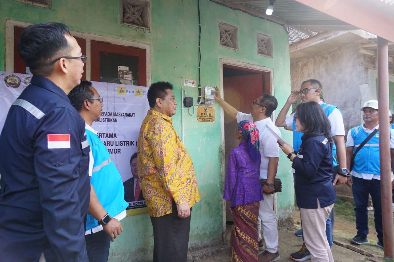 Penyalaan pertama program BPBL Provinsi Jawa Timur di Kecamatan Kedungkandang, Kota Malang, Minggu (1/09/2024). (Foto: PLN for Jatimkini)