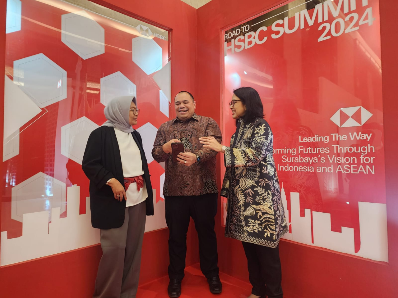 Dari kiri-kanan, Ekonom Senior Hendri Saparini, Kepala Bidang Pengemabnagn Keuangan Digital Kadin Pandu Sjahrir dan Head of Global Trade Solutions HSBC Indonesia, Delia Melissa di sela-sela HSBC Summit 2024 di Surabaya, Kamis (12/9/2024). Foto : Peni Wida
