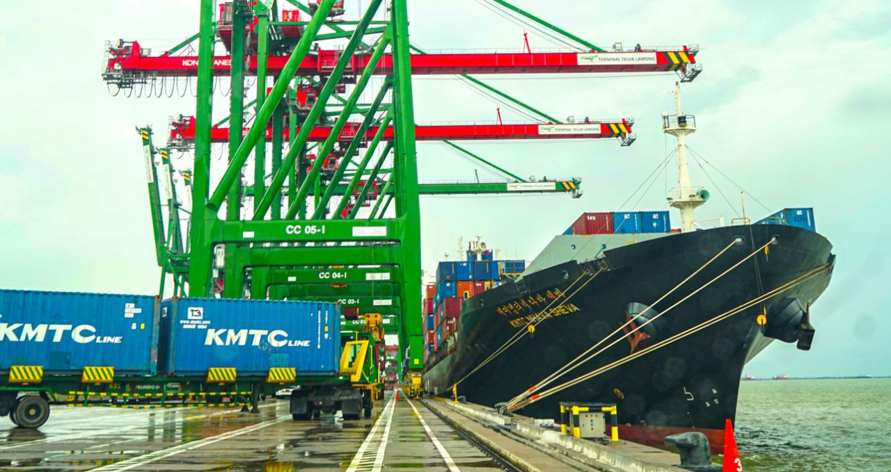 Ilustrasi. Kegiatan operasional petikemas di Terminal Teluk Lamong. Foto : TTL