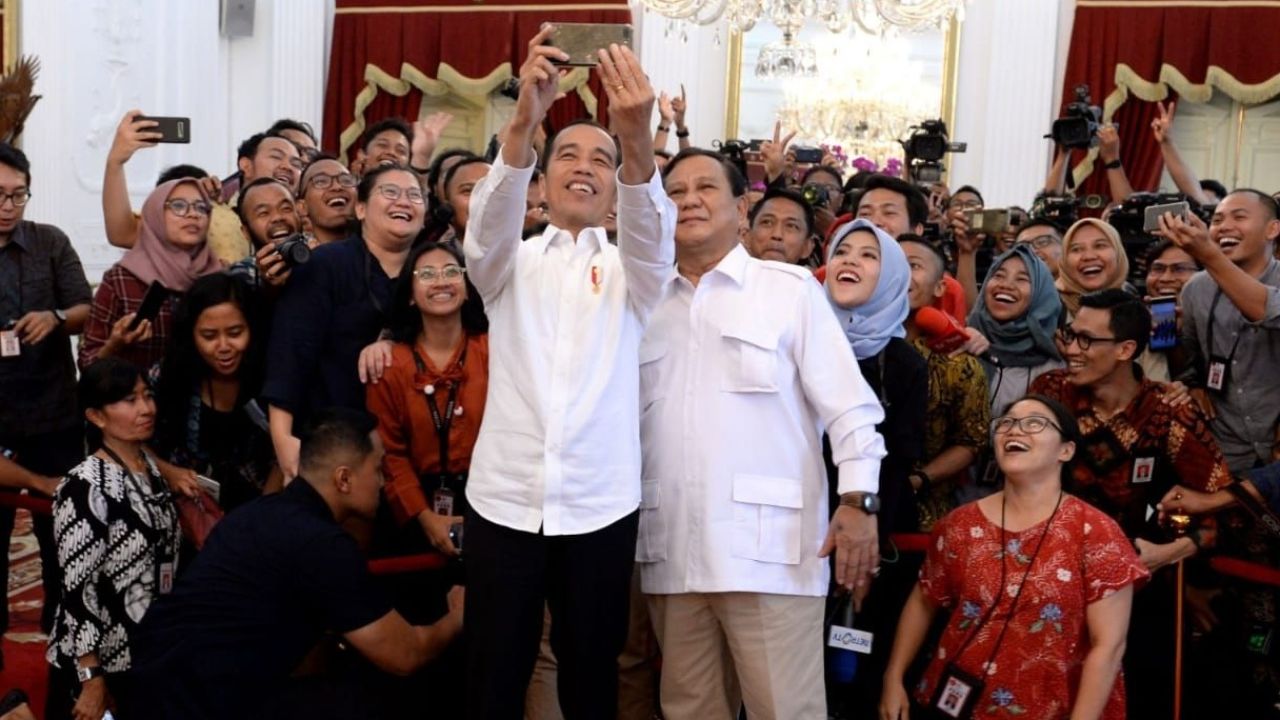 Presiden Joko Widodo bersama Prabowo Subianto foto bersama  wartawan di Istana Merdeka Jakarta. (Dok. Setpres)