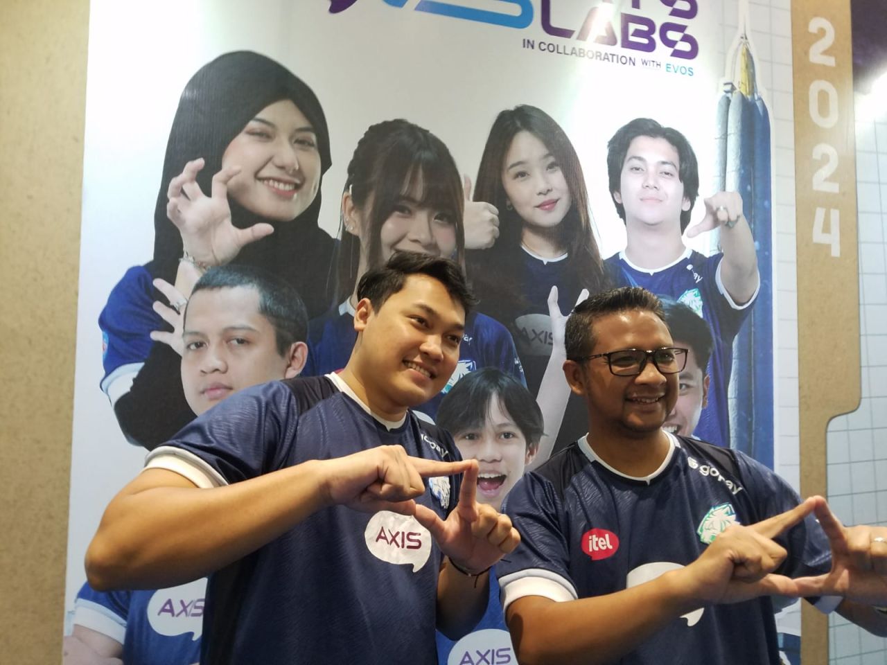 Mohammad Refie Fakhreno, Head of Esports Performance EVOS (kiri), bersama Bayu Arie Wicaksono, Territory Sales PT. XL Axiata tbk-New Malang, saat memberikan keterangan pada AXIS Esport Labs Malang, Sabtu (28/9/2024). Foto: Dok. AXIS