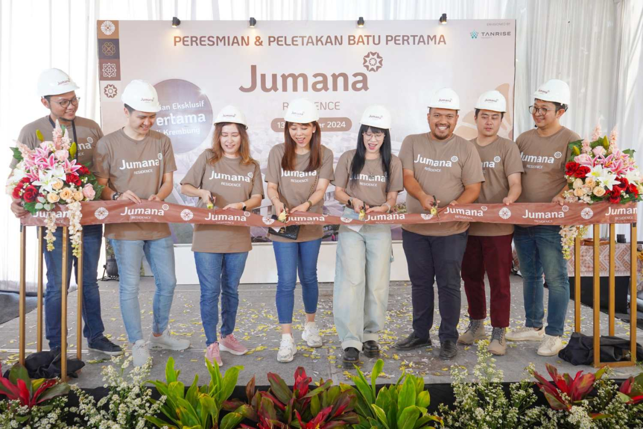 CEO Tanrise Property, Belinda Tanoko (keempat kiri) bersama jajaran Tanrise saat melakuakn seremoni peresmian proyek Jumana Residence, Krembung Sidoarjo. Foto : Tanrise