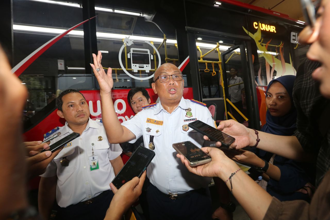 Kadishub Surabaya, Tundjung Iswandaru menjelaskan operasional bus listrik di sela peluncuran, Senin (23/9/2024). (Foto: Humas Pemkot Surabaya)