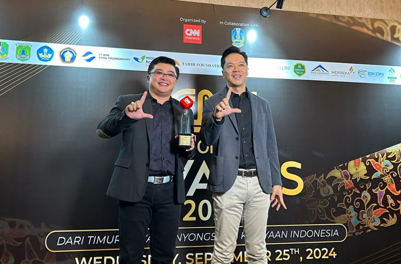 PT Kencana Maju Bersama saat menerima penghargaan CNN Awards. Foto : KMB