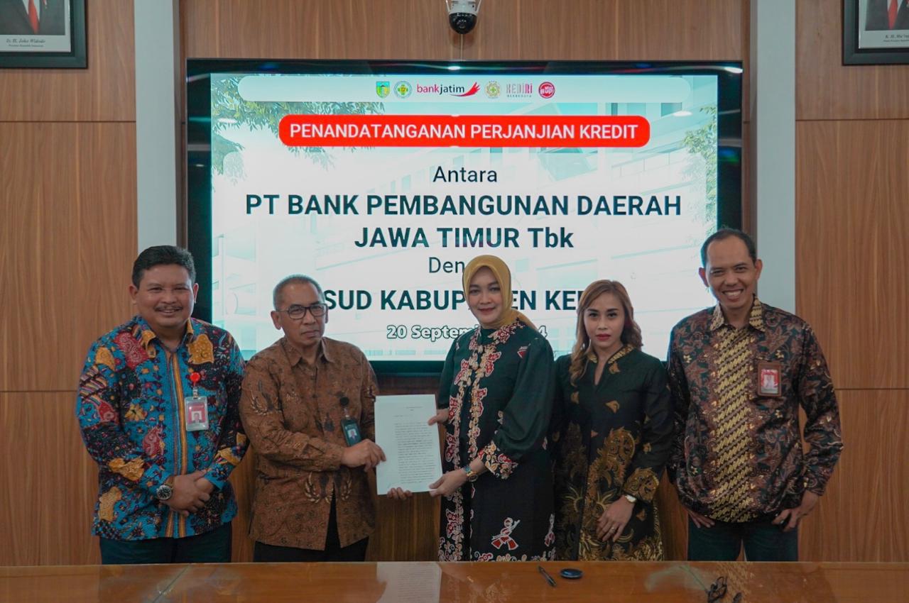 Proses penandatanganan penyaluran kredit BLUD untuk RSUD Kediri. Foto : Bank Jatim
