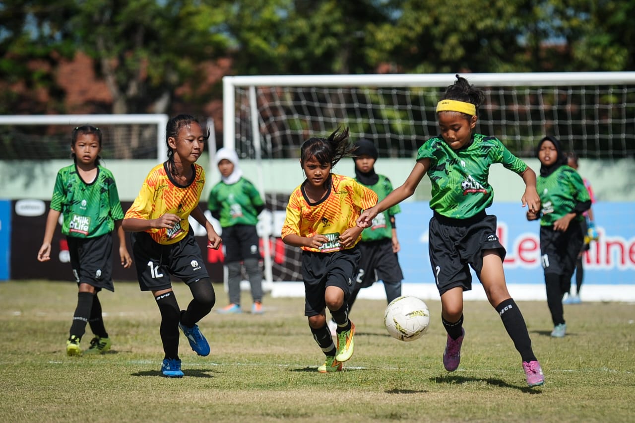 Aksi pertandingan sepak bola puteri KU 10 dan KU 12 dalam ajang MilkLife Soccer Challenge Series 2 di Surabaya. Foto : -istimewa