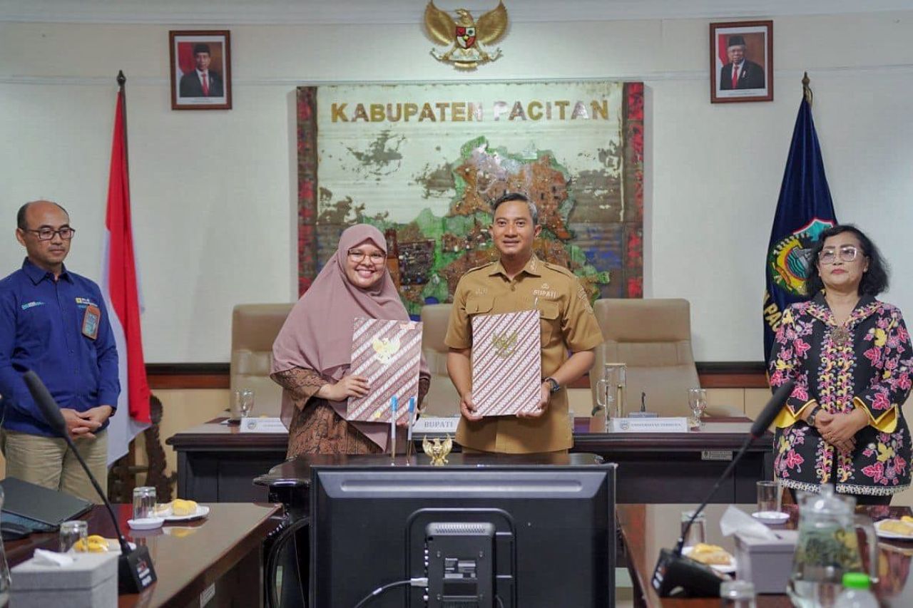 Penandatanganan Memorandum of Understanding (MoU) terkait inisiatif GEAS bersama dengan Pemkab Pacitan, Rabu (25/9). (Foto: PLN for Jatimkini)