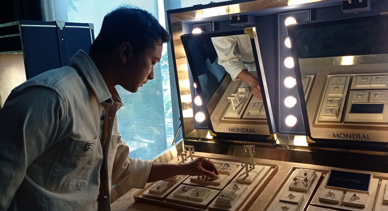 Nicolas Saputra menyaksikan jewellery koleksi Mondial di Kawi Lounge, Sheraton Hotel Surabaya..