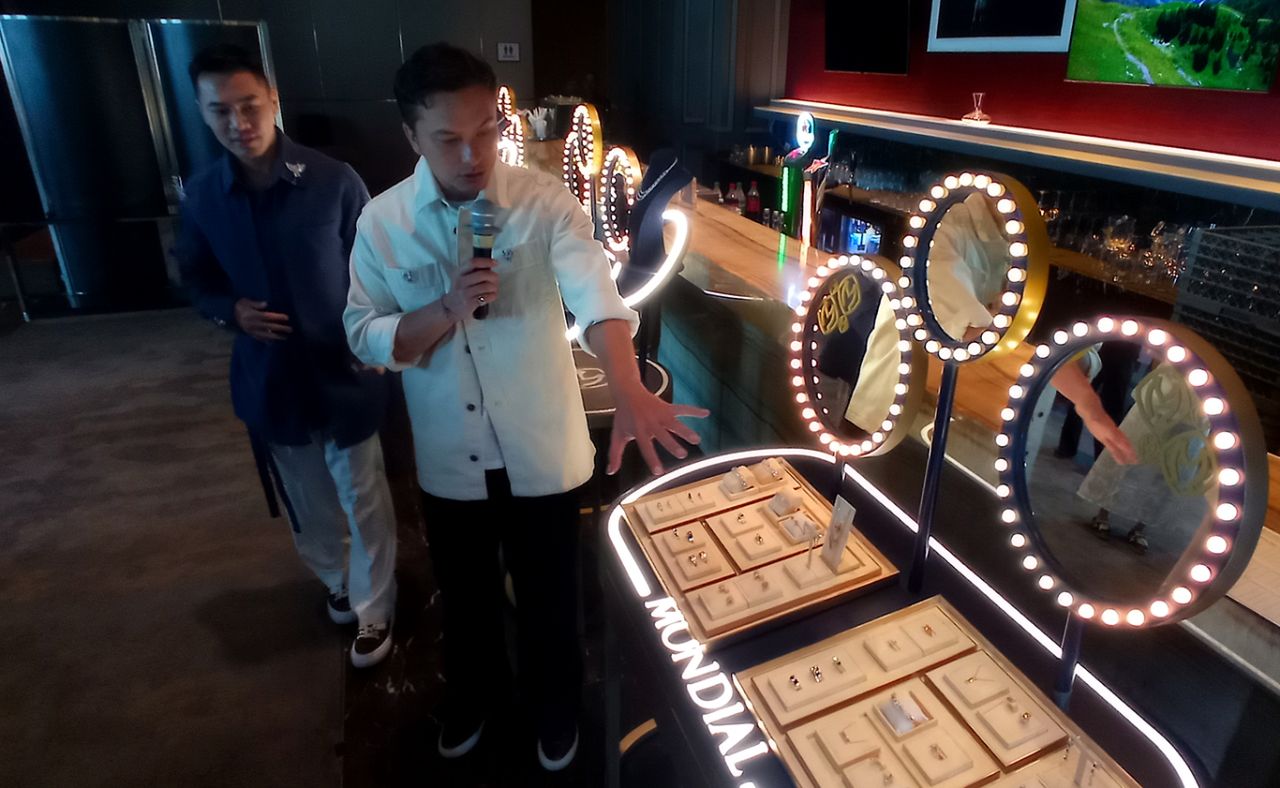 Brand ambassador Mondial, Nicolas Saputra mempresentasikan branded diamond dalam rangka anniversary Mondial ke-45 di Surabaya. (Foto-foto: Rochman Arief/jatimkini.com)