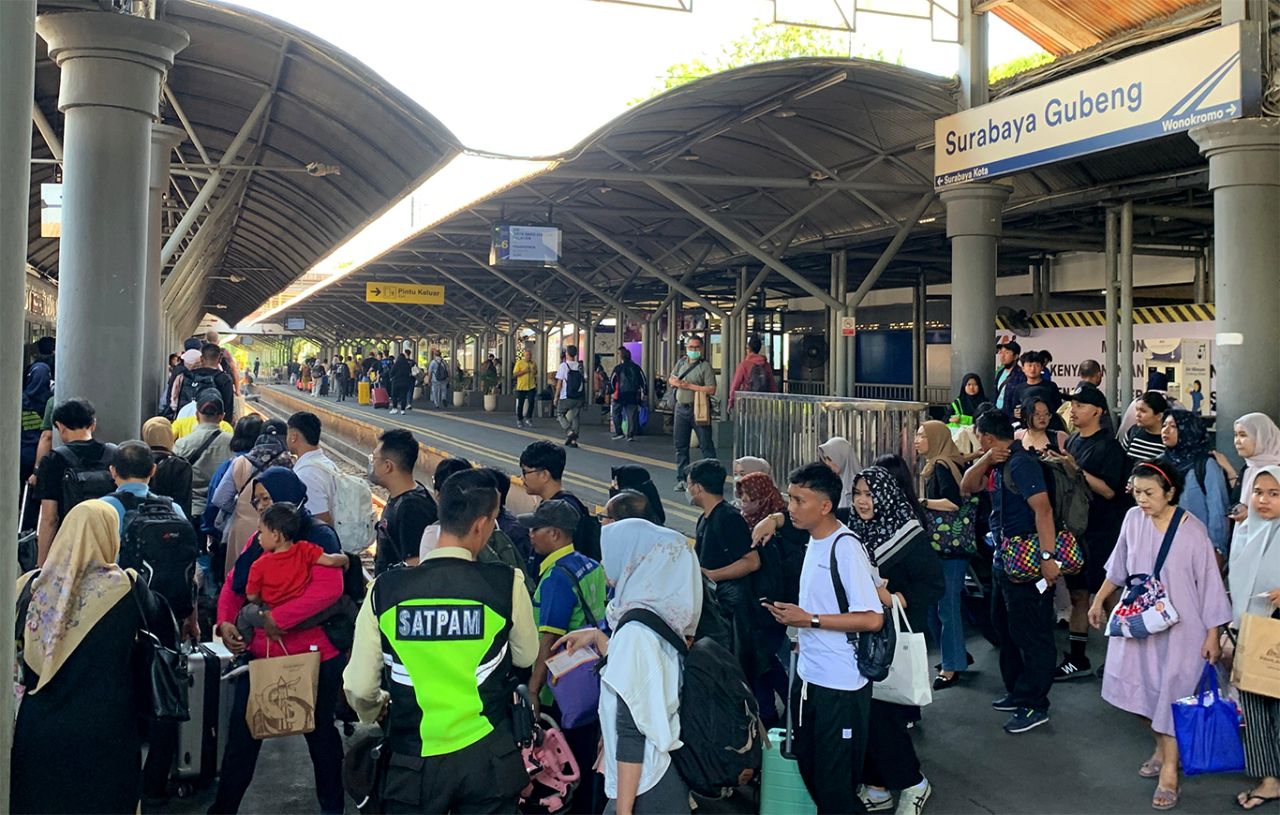Antrean panjang di Stadiun Surabaya Gubeng pada liburan panjang di awal pekan ini meningkatkan volume penumpang kereta api 41 persen dibandingkan periode sebelumnya. FOto: PT KAI Daop 8 for jatimkini.com)