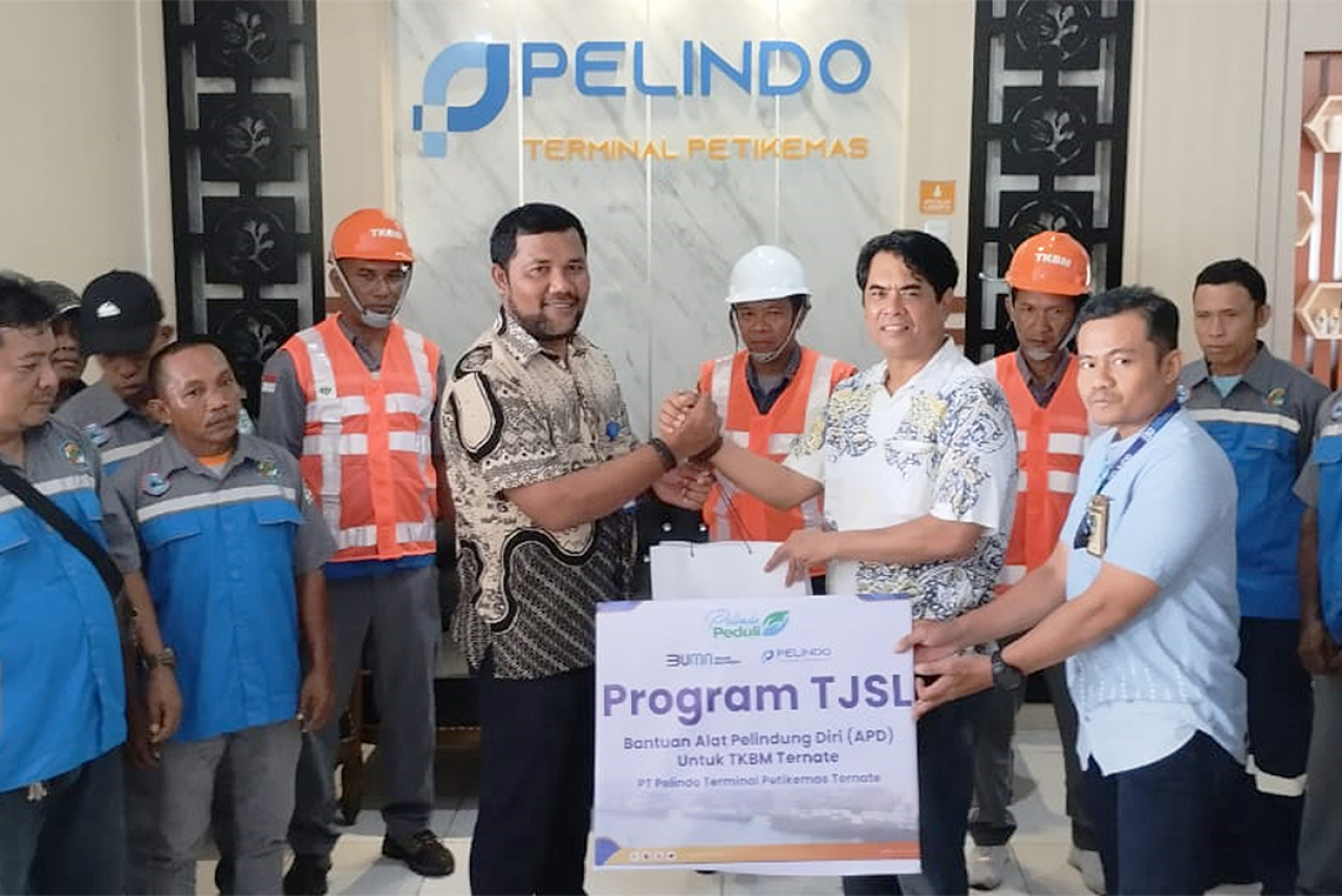 Penyerahan bantuan untuk TKBM di TPK Ternate. Foto : SPTP