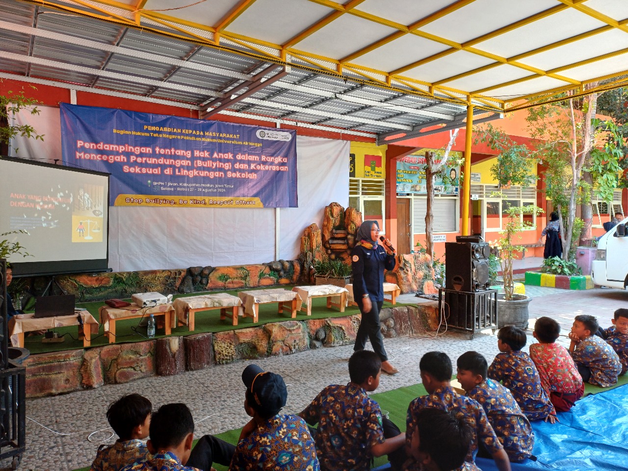 Kegiatan penyuluhan FH Unair di SMPN 1 Jiwan Madiun. Foto : FH Unair