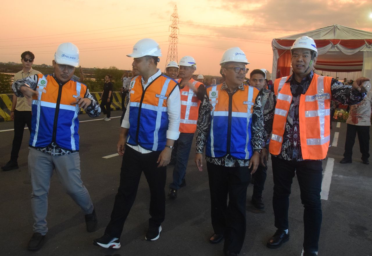Wali Kota Surabaya, Eri Cahyadi (dua dari kiri) didampingi Direktur Investasi Pelindo, Boy Robyanto (kiri) dan Direktur Pengelola Pelindo, Putut Sri Muljanto (dua dari kanan) saat meninjau flyover Terminal Teluk Lamong, Jumat (20/9/2024). (Foto: Rochman A