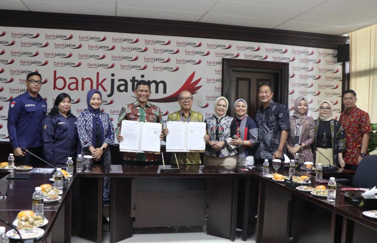 Prosesi penandatanganan PKS antara Bank Jatim dengan BP2MI untuk mendukung kesejahteraan pekerja migran. Foto : BJTM