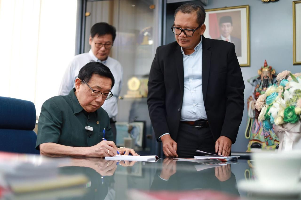 General Manager PT PLN (Persero) Unit Induk Distribusi (UID) Jawa Timur saat melakukan kunjungan ke PT Maspion disambut Presiden Direktur Maspion Grup, Alim Markus. (Foto: PLN for Jatimkini)