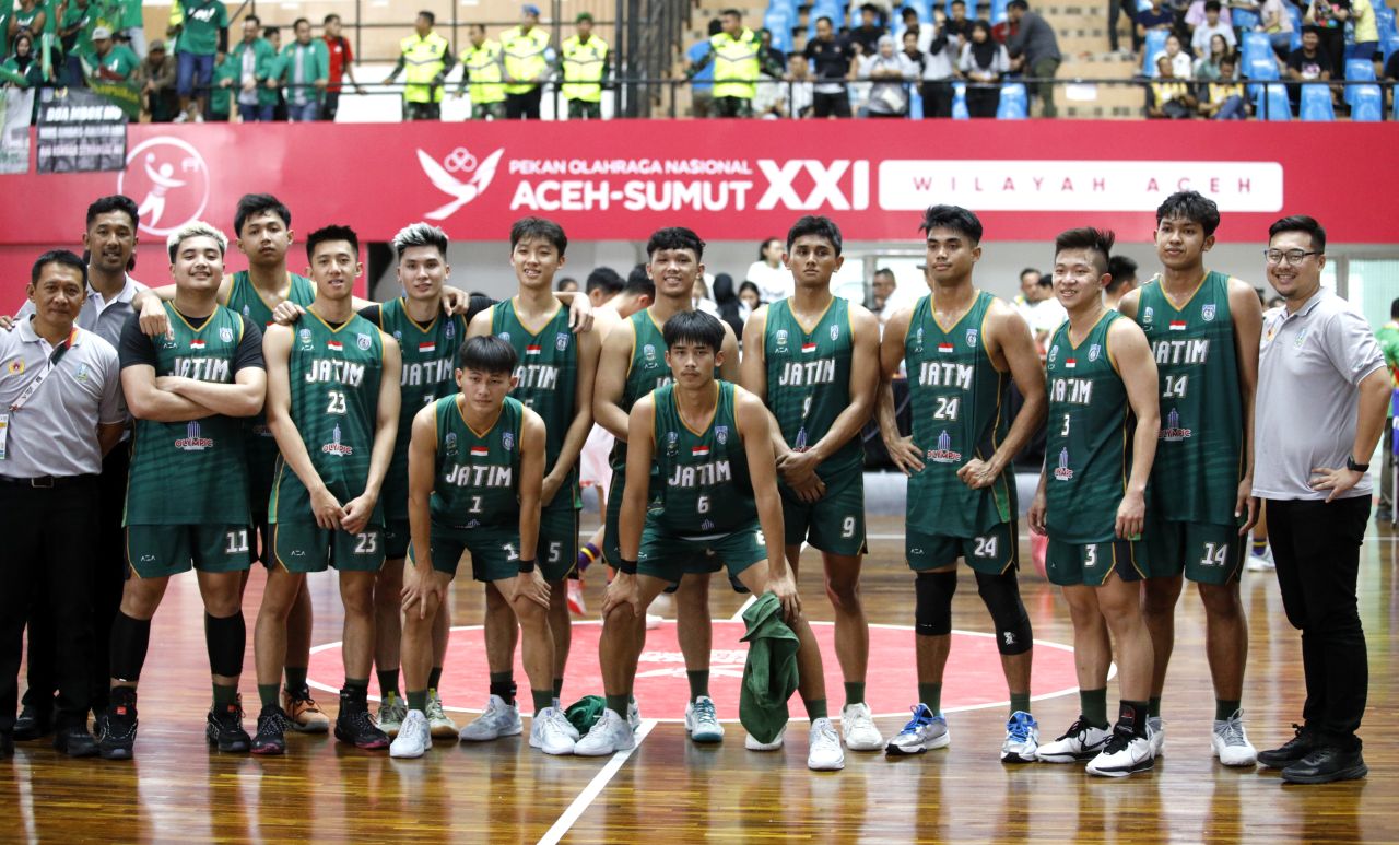 Tim basket putra Jatim mampu mengalahkan tim Jateng. Selanjutnya, Tim basket putra Jatim melawan tim Kalsel ( Foto : Koni Jatim for Jatimkini.com )