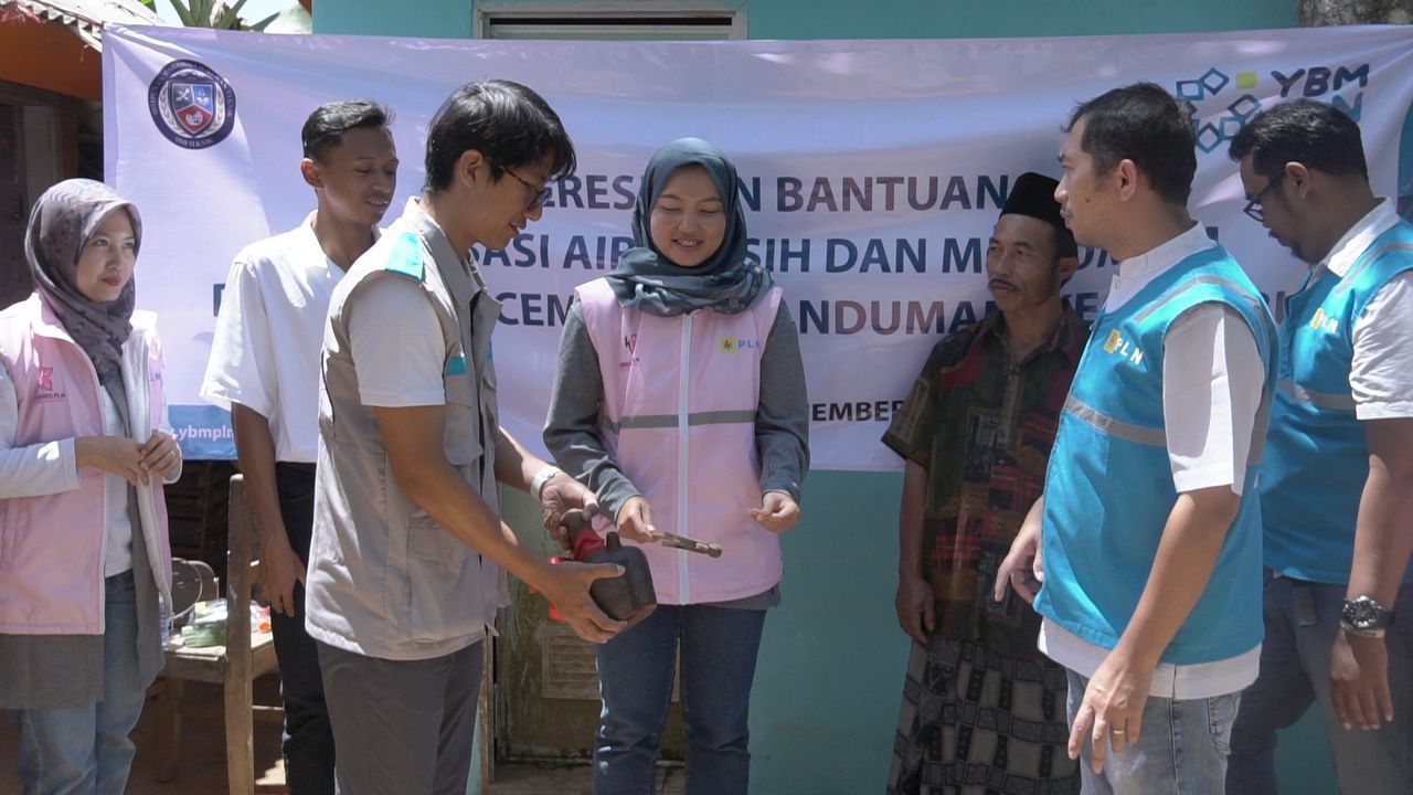 Srikandi PLN bersama dengan Yayasan Baitul Maal (YBM) PLN meresmikan proyek pipanisasi air bersih dan pembangunan MCK di Desa Panduman, Dusun Bacem, Kecamatan Jelbuk, Kabupaten Jember (19/09). (Foto: PLN for Jatimkini)