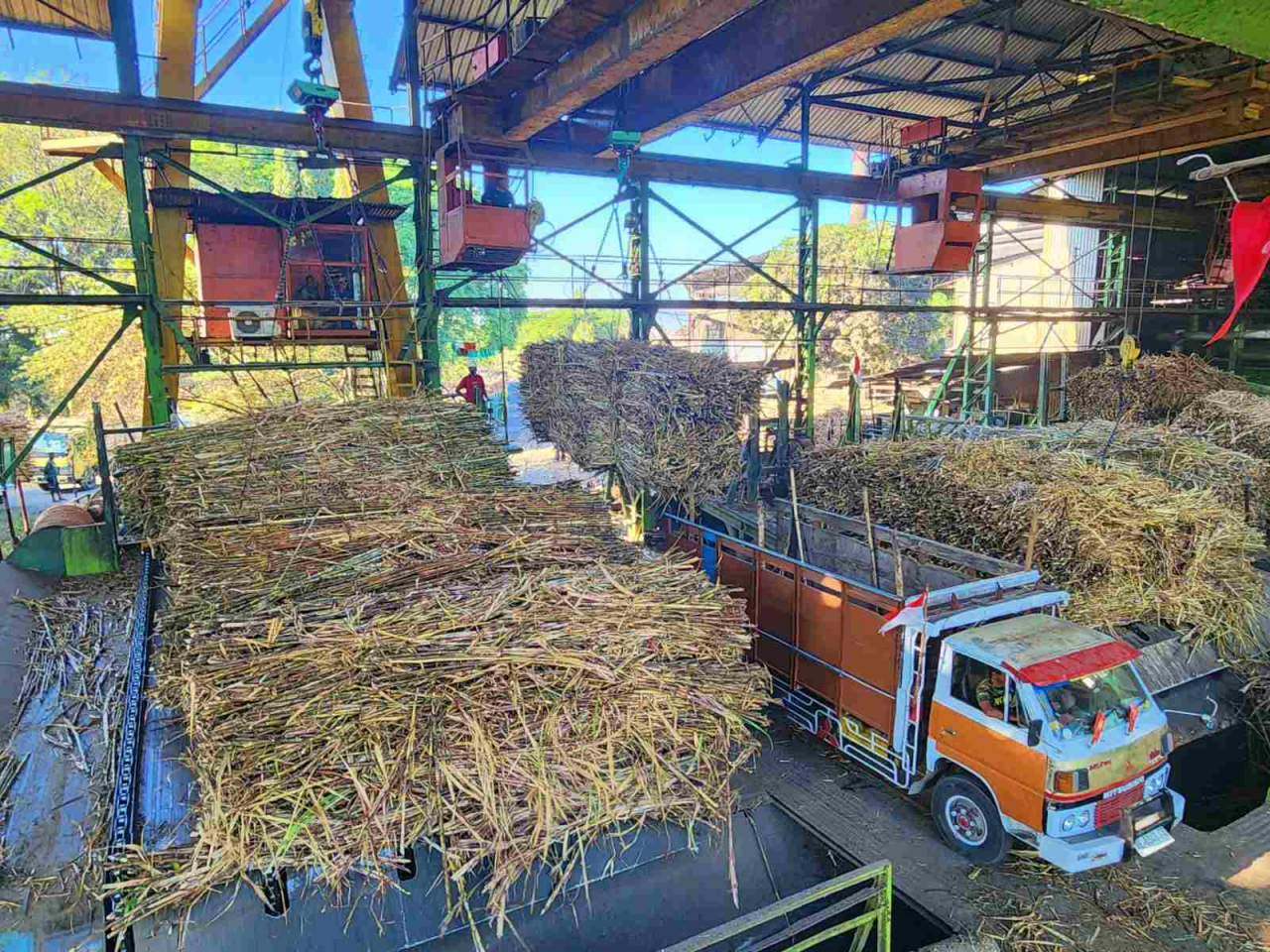 Proses giling tebu rakyat di PG Gemplokrep. Foto : Peni Widarti