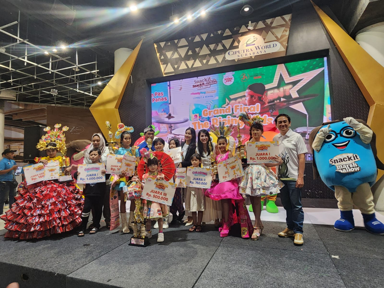 Chief Commercial Officer Food & Beverage Kino Indonesia, Nurindra Prawarianto (kanan) foto bersama para pemenang The Rising Kids 2024 di Surabaya, Minggu (8/9/2024). Foto : Peni Widarti