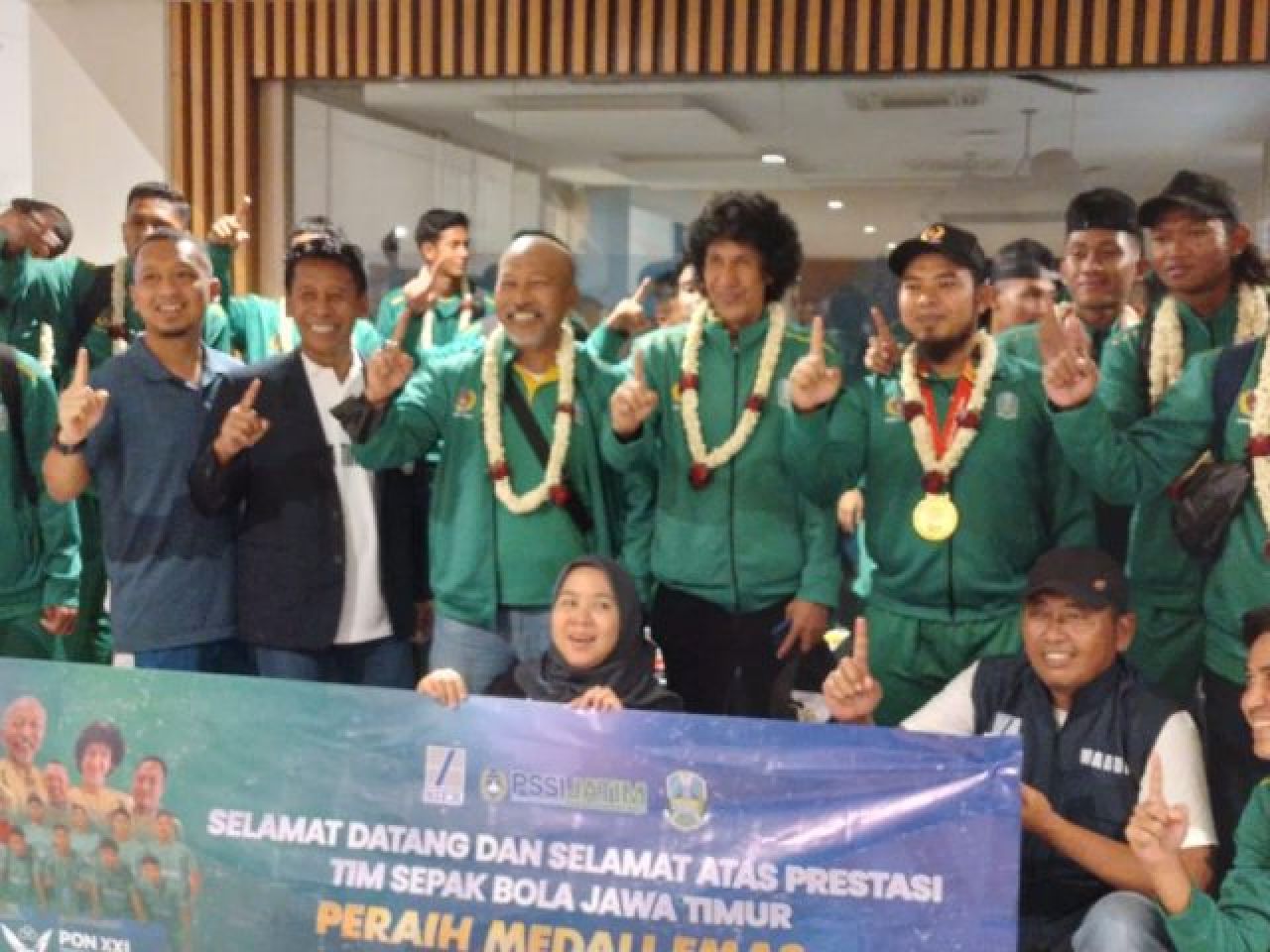 Kontingen Tim sepakbola Jatim tiba di Surabaya langsung sembut meriah oleh masyarakat atas keberhasilan diajan PON XII 2024 ( Foto : Humas Koni Jatim)