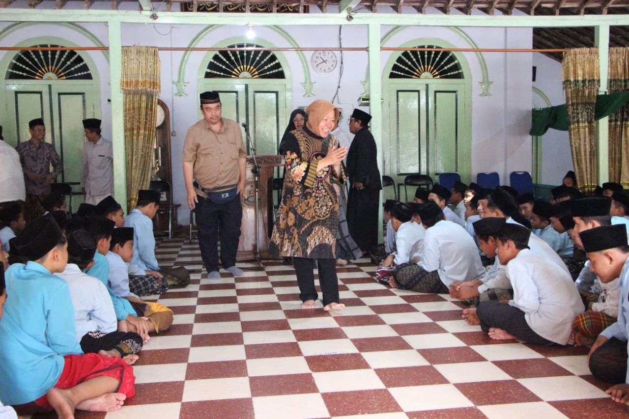 Cagub Jawa Timur, Tri Rismaharini mendapat sambutan saat diundang ke Ponpes Mamba'ul Hikam di Kabupaten Blitar, Minggu (29/9/2024). (foto: tim media Tri Rismaharini for jatimkini.com)
