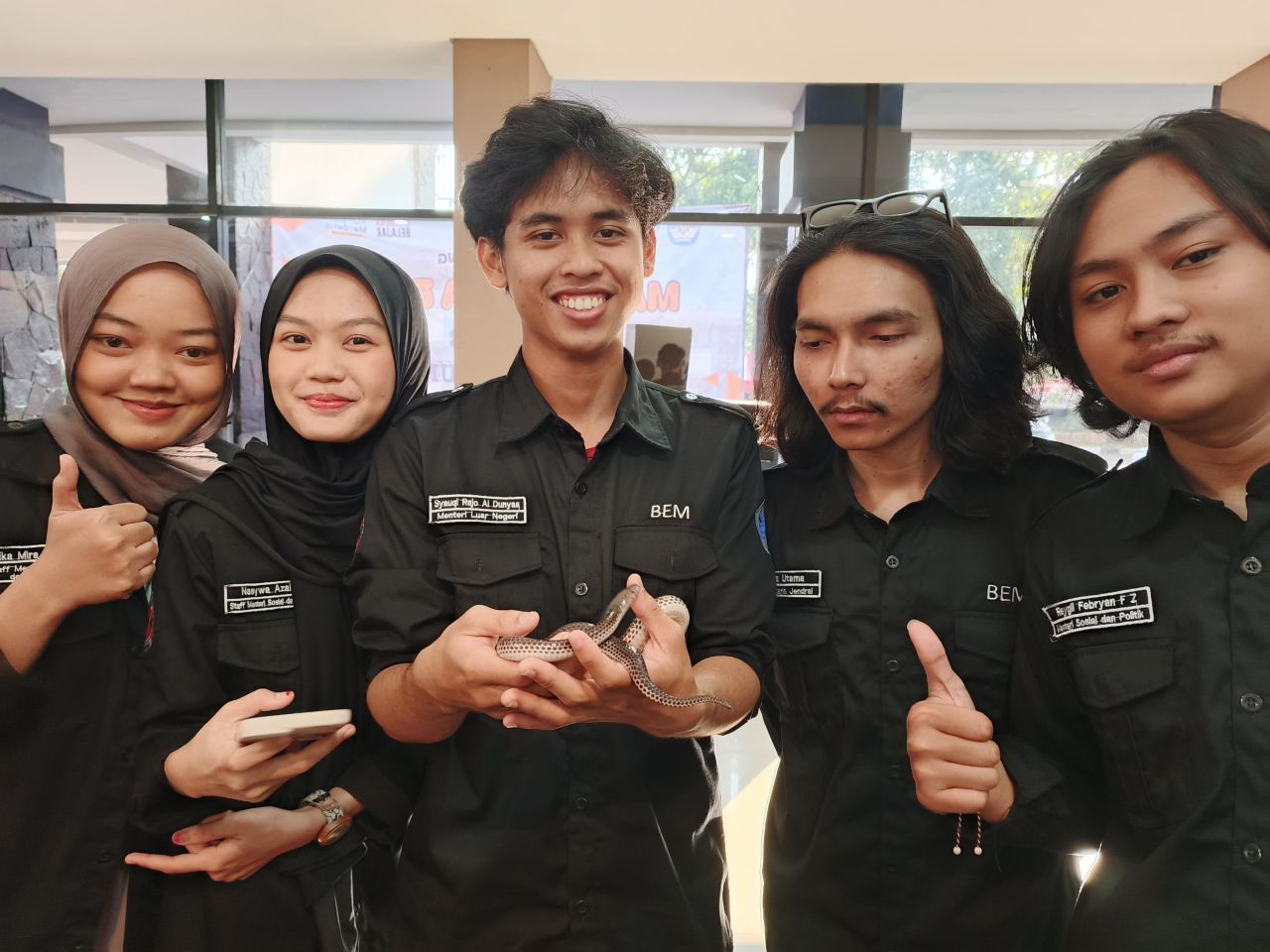 Unik. mahasiswa Fakultas Seni Rupa dan Desain (FSRD) Institut Seni Budaya Indonesia (ISBI) Bandung bisnis ternak ular. Hasilnya, ciamik ( Foto: Jatimkini.com/Ilham)