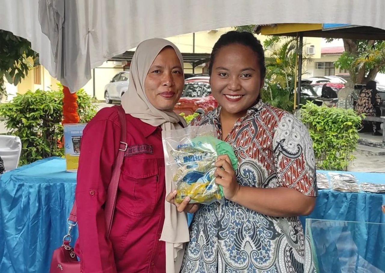 Mahasiswa Universitas Riau memamerkan ikan nila bumbu yang sudah dipacking, hasil dari budidaya ikan berbasis bioflok (dengan pakan fermentasi jamu) ( Foto : Jatimkini.com/ Ilham)
