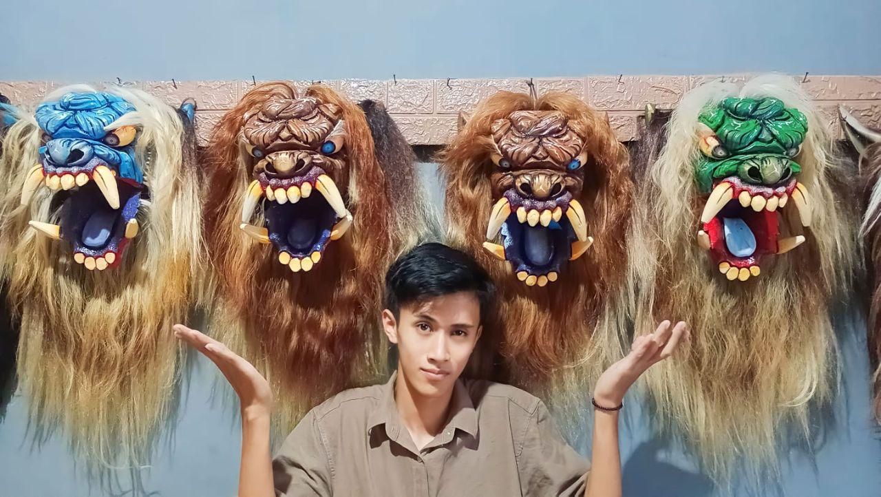 Dimas Archellino, seorang mahasiswa Jurusan Hukum di Universitas Boyolali yang berhasil menjalankan usaha sampingan pembuatan topeng Reog Gedruk. (Foto: Istimewa for Jatimkini.com)