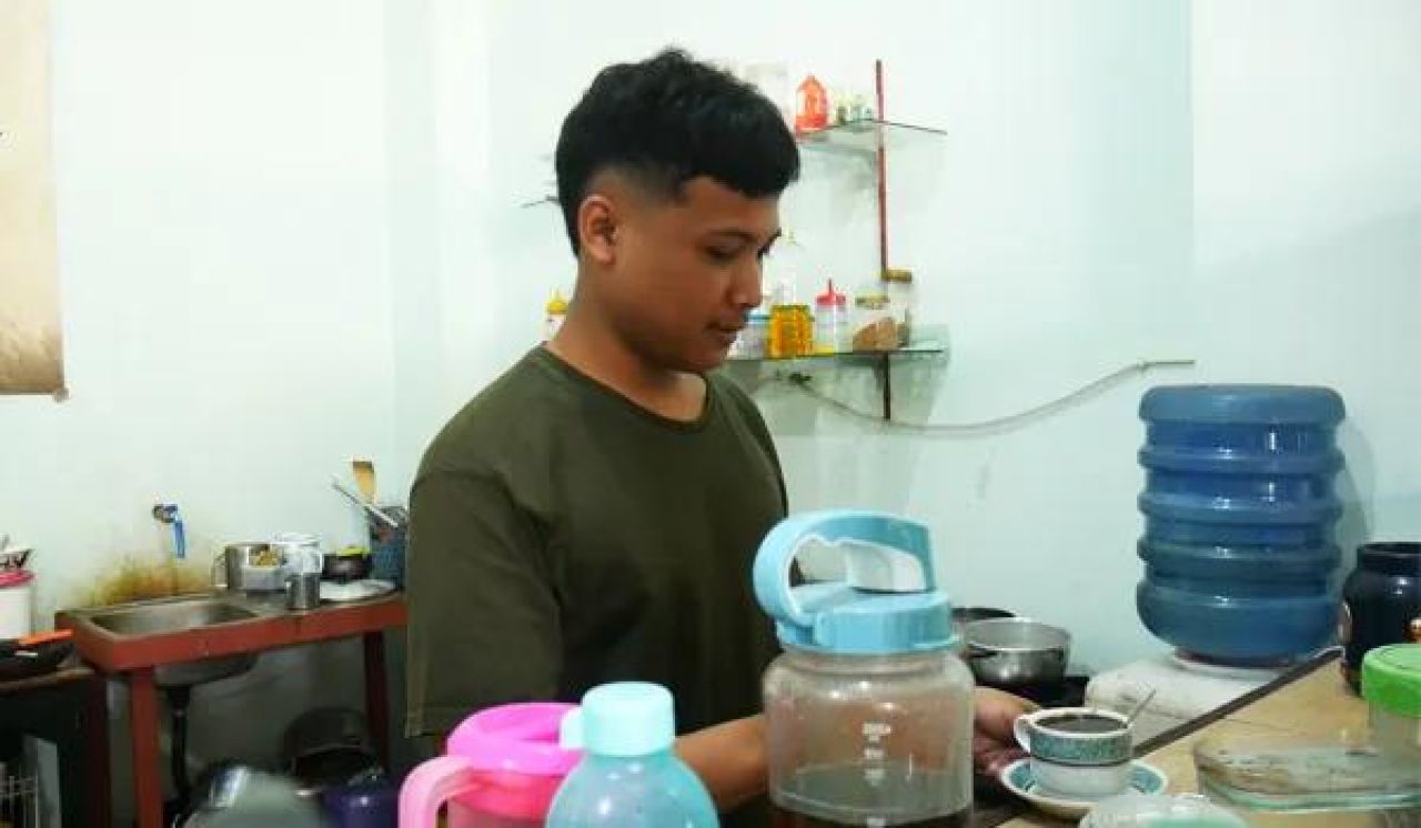 Demi kuliah Satrio Igun Khilmy rela membuka usaha yakni dengan membuka angkringan ( Foto : Jatimkini.com/Ilham)