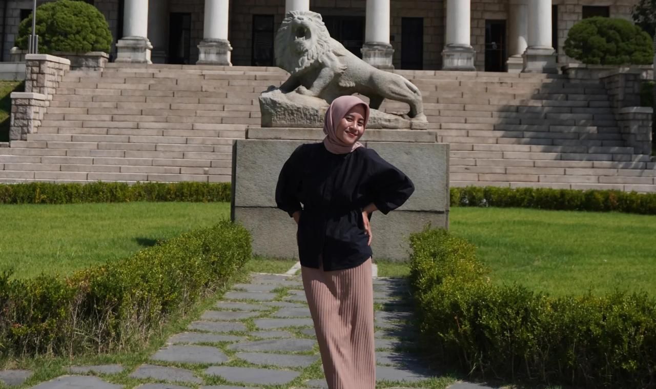 Tunjung Tri Fadillah, mahasiswi asli Magetan Program Studi D3 Bahasa Inggris Fakultas Vokasi Universitas Airlangga (UNAIR), berhasil meraih kesempatan emas untuk belajar jurnalistik di Hanyang University, Korea Selatan (Foto: Jatimkini.com/Ilham)