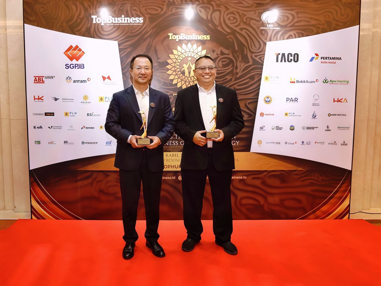  General Affair Director PT SGPJB Doddy Nafiudin  ( Kanan ) memberi apresiasi atas  penghargaan Top Human Capital Award 2024  ( Foto : Istimewa )