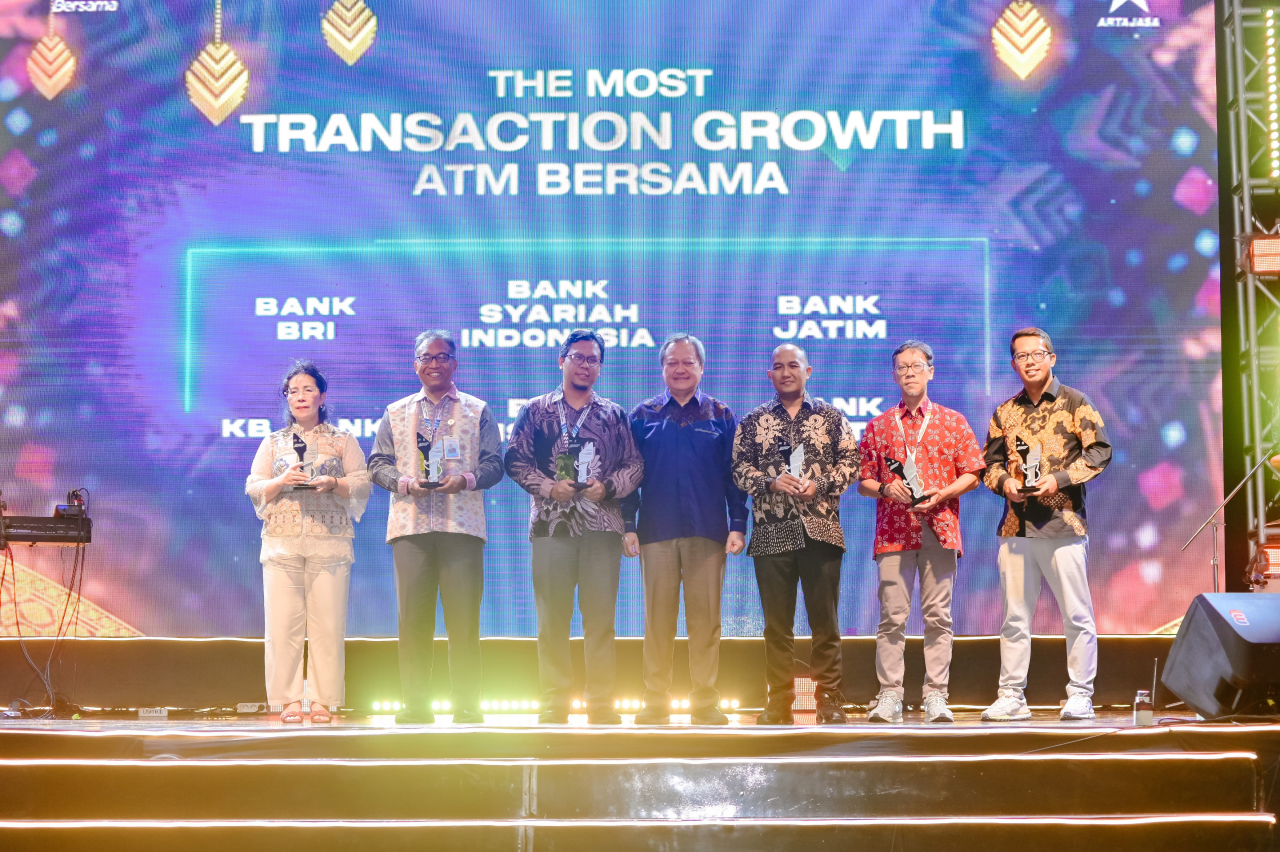 Bank Jatim saat menerima penghargaan ATM Bersama Awards 2024. Foto : BJTM