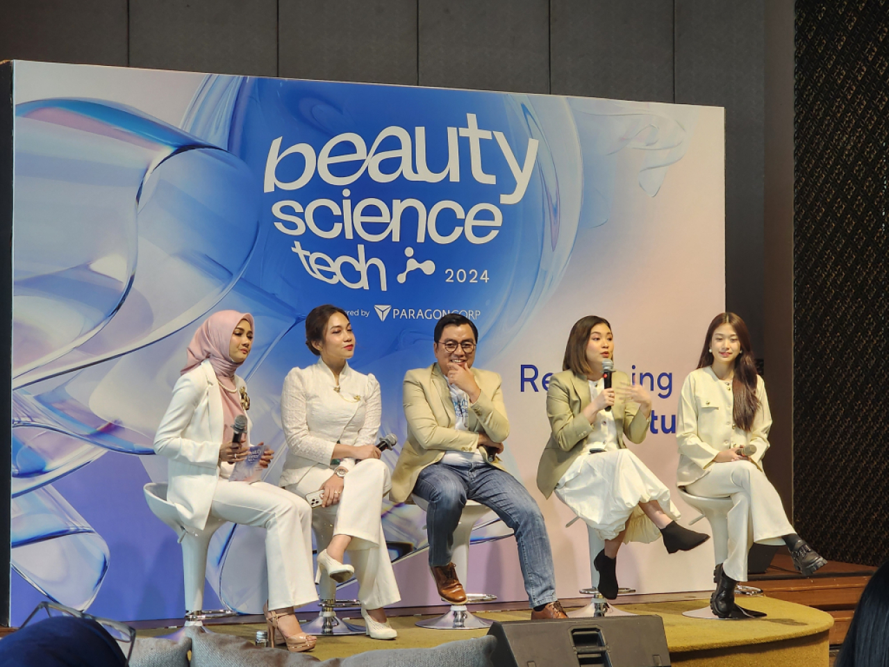 Co Founder ParagonCorp, Salman Subakat (tengah) dalam konferensi pers di Surabaya. Foto : Peni Widarti