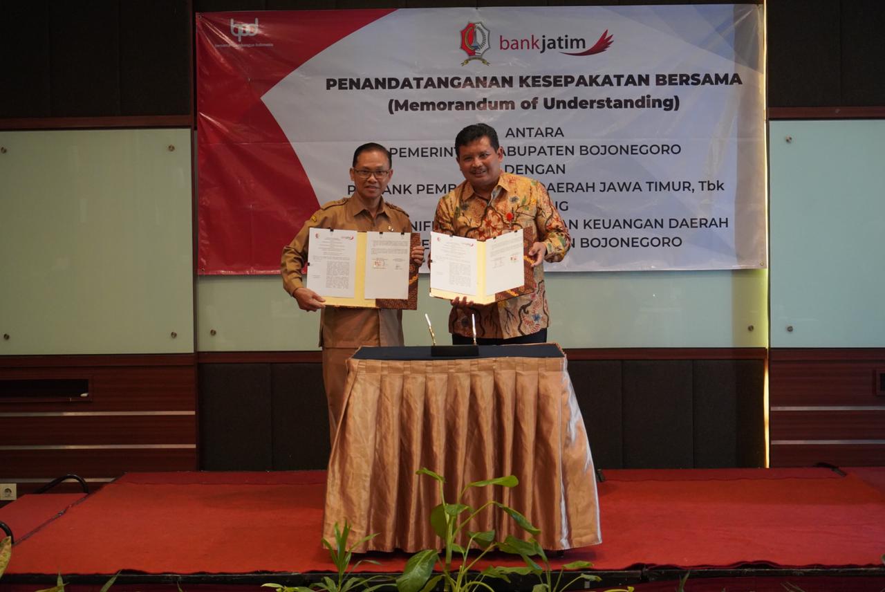 Mou Bank Jatim dengan Pemkab Bojonegoro tentang elektronifikasi pengelolaan keuangan daerah. Foto : BJTM
