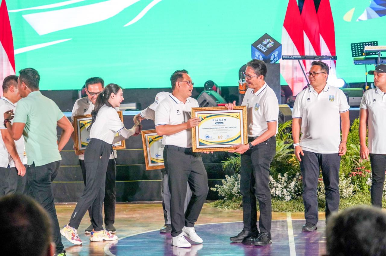 Bank Jatim saat menerima penghargaan sebagai orang tua asuh bola voli dalam Haornas 2024. Foto : BJTM