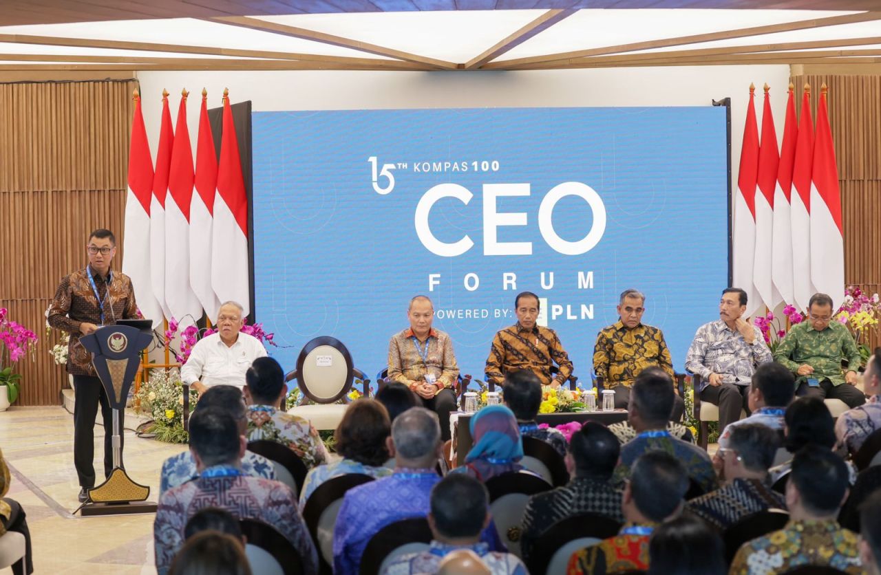 Direktur Utama PT PLN (Persero), Darmawan Prasodjo sambutan dihadapan Presiden Joko Widodo dan Para CEO yang hadir pada acara Kompas100 CEO Forum 2024 yang digelar di Istana Garuda di Ibu Kota Nusantara (IKN) pada Jumat (11/10). (Foto: PLN for Jatimkini)