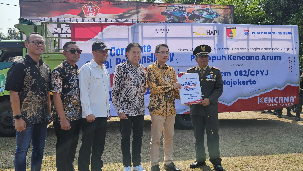 Penyerahan bantuan renovasi rumah dinas Asrama Korem 082/CPY Mojokerto oleh Kepuh Kencana Arum. Foto : Kepuh Kencana Arum