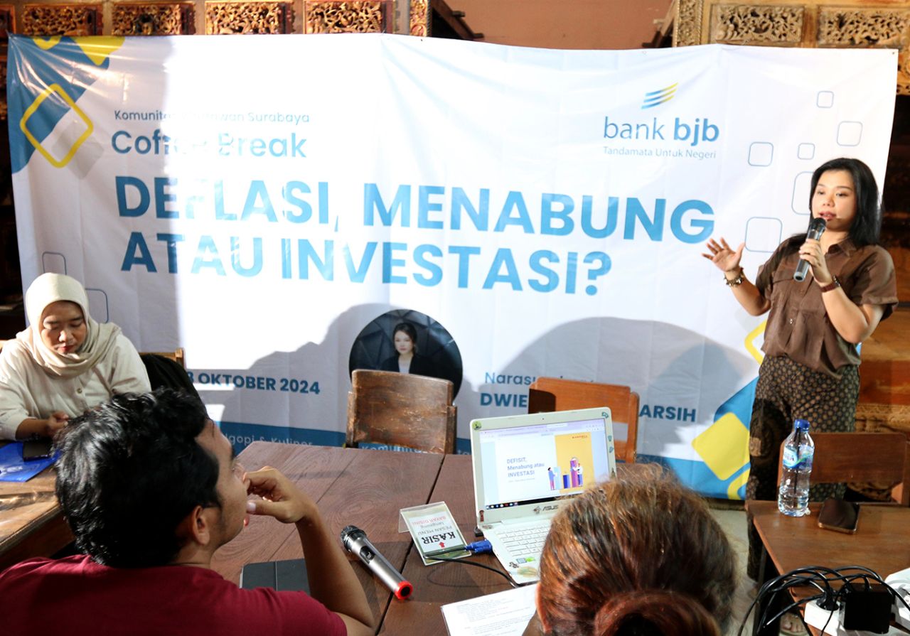 CEO Karunia Consultant, Dwie Ratna Winarsih memaparkan pentingnya investasi di tengah perekonomian yang belum menentu. (Foto: Rochman Arief/jatimkini.com)