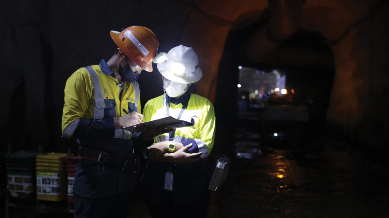 Pekerja tambang sedang beroperasi di tambang bawah tanah (tembaga) Gunung Tumpang Pitu Banyuwangi. Foto : BSI
