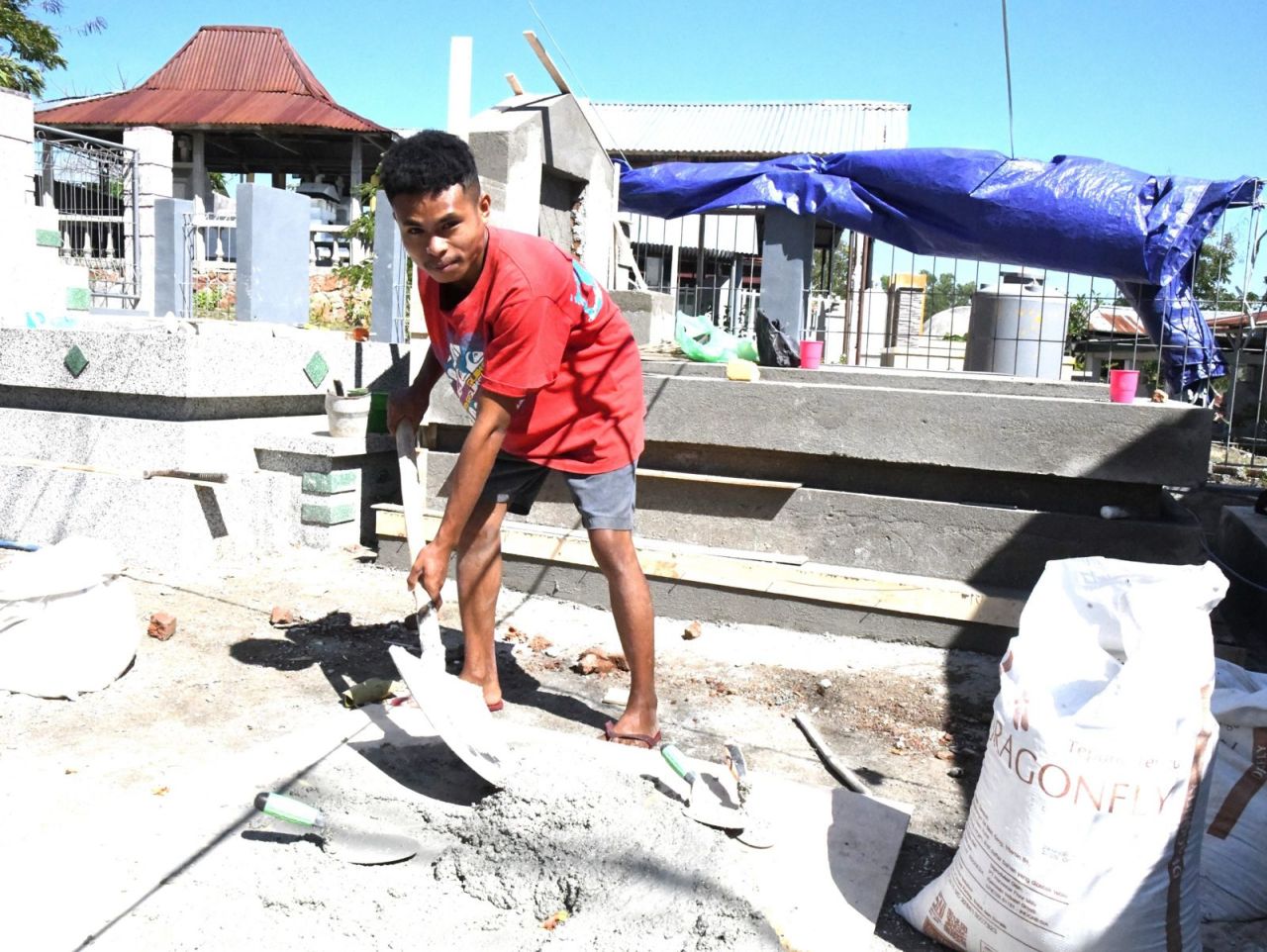 Demi kuliah Rezky Rendi Funan rela bekerja sebagai buruh kuburan ( Foto : Dok. Jatimkini.com/Ilham)