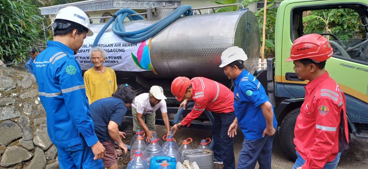 PT PLN Nusantara Power UP Brantas menyalurkan bantuan air bersih untuk warga terdampak kekeringan di Kabupaten Tulungagung. Foto: Dok. PLN NP UP Brantas