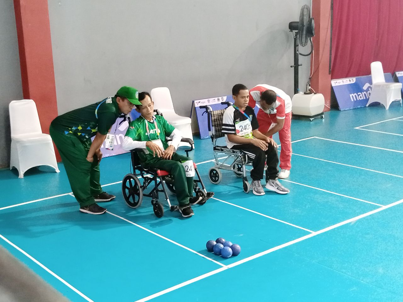 Pelatih Boccia Jatim , Teguh Santoso memberi intrusi pada Sumardi saat bertanding melawan Papua Barat ( Foto: Jatimkini.com/Ali Topan)