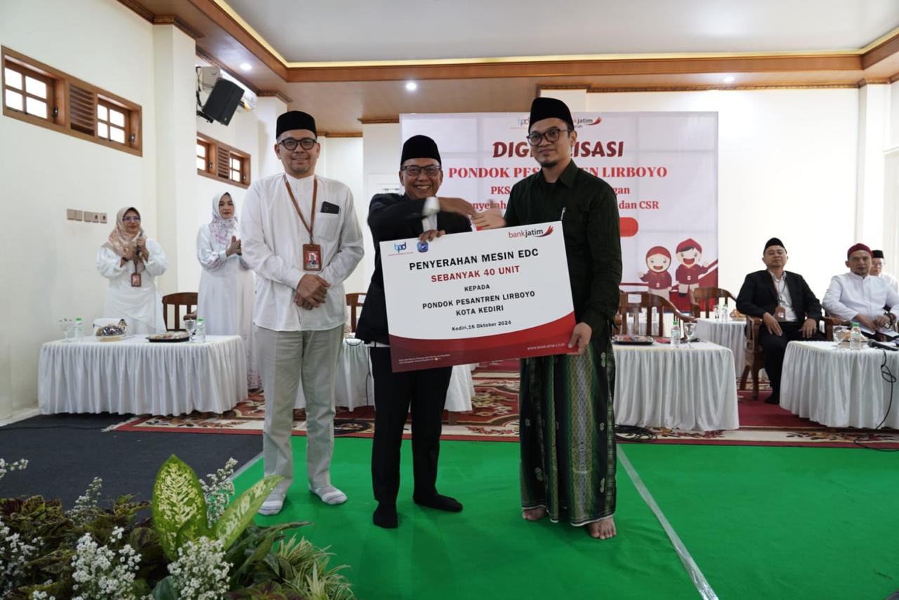 Proses kerja sama Bank Jatim dengan Ponpes Lirboyo Kediri untuk memperluas jaringan digitalisasi. Foto : BJTM