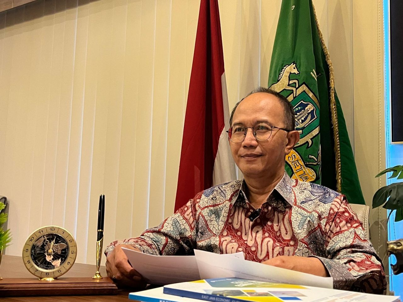 Ketua Umum Kamar Dagang dan Industri (Kadin) Jawa Timur ( Jatim ),  Adik Dwi Putranto menjelaskan, kondisi perekonomian secara global masih penuh ketidakpastian hingga 2025 mendatang. (Foto : Kadin Jatim for Jatimkini.com )