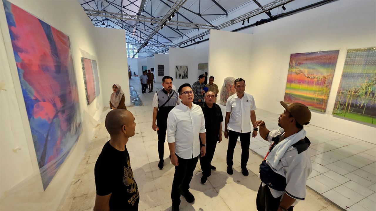 Ketua Kadin Surabaya, Mas Andi (depan-dua dari kiri) mengunjungi kesiapan ArtSub di Pos Bloc didampingi Kepala Disbudporapar, Hidayat Syah. (Foto: Kadin Surabaya for jatimkini.com)
