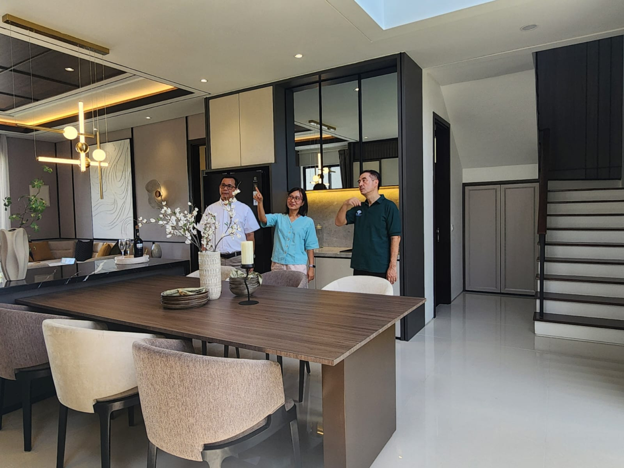 Direktur Pemasaran Intiland wilayah Surabaya Harto Laksono (kanan) saat menunjukkan rumah contoh klaster Lily by the Lake di Graha Natura Surabaya Barat, Kamis (10/10/2024). Foto : Peni Widarti