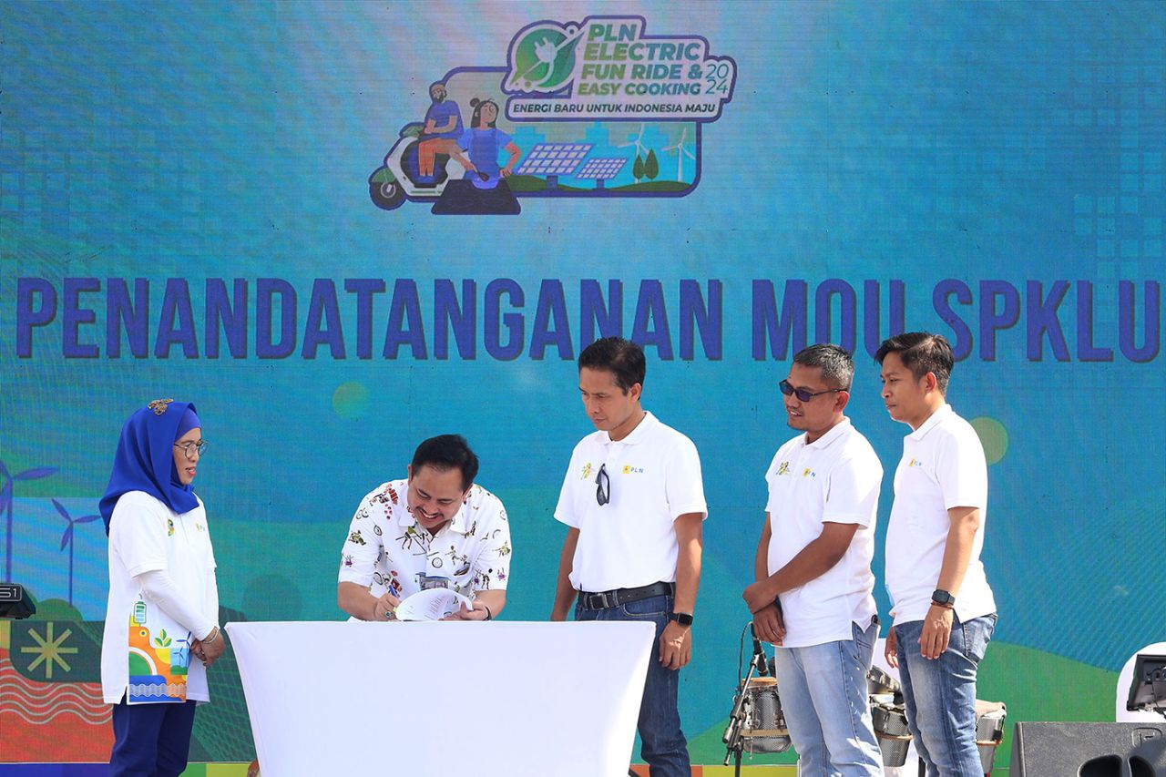 Sekkota Surabaya, Ikhsan (dua dari kiri) menandatangani kerja sama penambahan SPKLU bersama PLN, disaksikan PJs Wali Kota Surabaya, Restu Novi (kiri). (Foto: Humas Pemkot Surabaya for jatimkini.com)