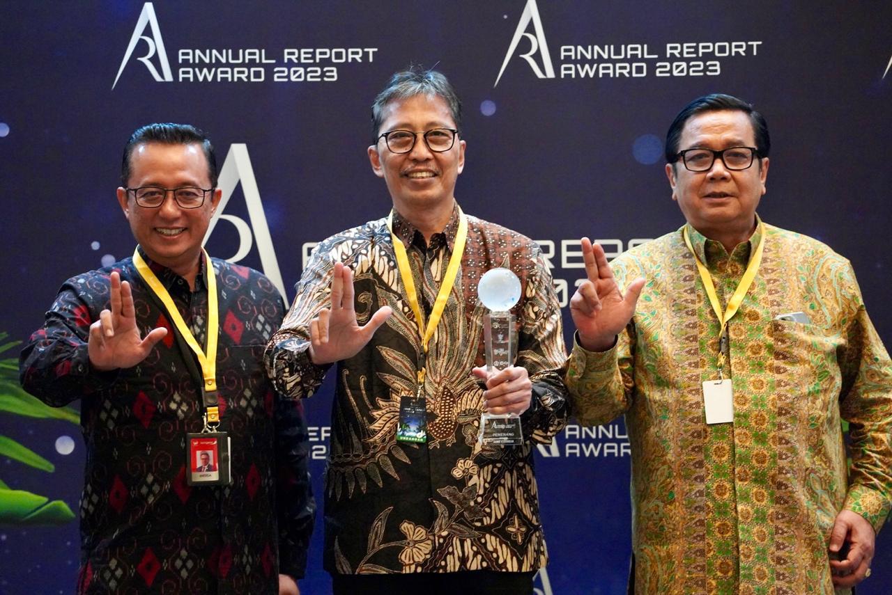 Direktur Utama Bank Jatim Busrul Iman (tengah) usai menerima penghargaan ARA 2023 di Jakarta. Foto : BJTM
