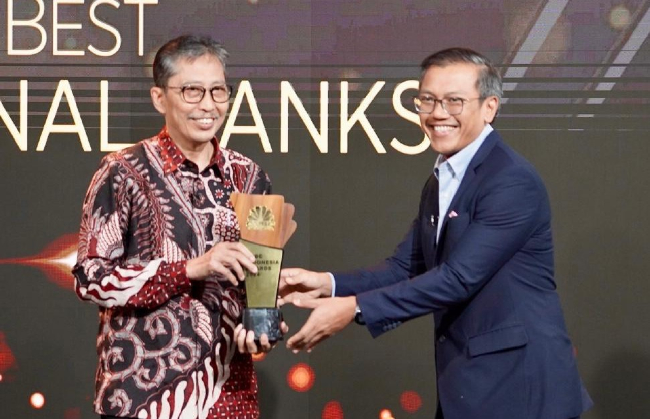 Direktur Utama Bank Jatim Busrul Iman (kiri) menerima penghargaan dari CNBC. Foto : BJTM